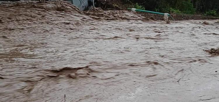 Camioneta fue arrastrada Por la creciente de un rio 