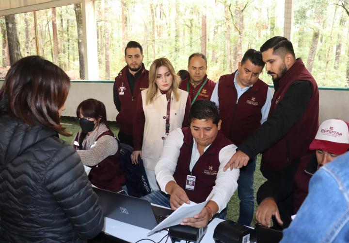 Entregó Sebiso tarjetas de apoyos sociales, en la Sierra Alta