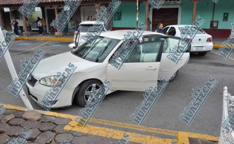 Mujer chocó contra poste
