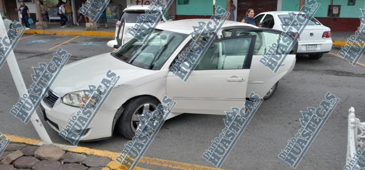 Mujer chocó contra poste