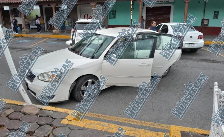 Mujer chocó contra poste