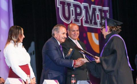 Titular de la SEPH entregó títulos a egresados de la UPMH