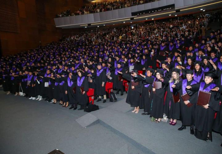 Titular de la SEPH entregó títulos a egresados de la UPMH