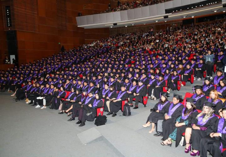 Titular de la SEPH entregó títulos a egresados de la UPMH