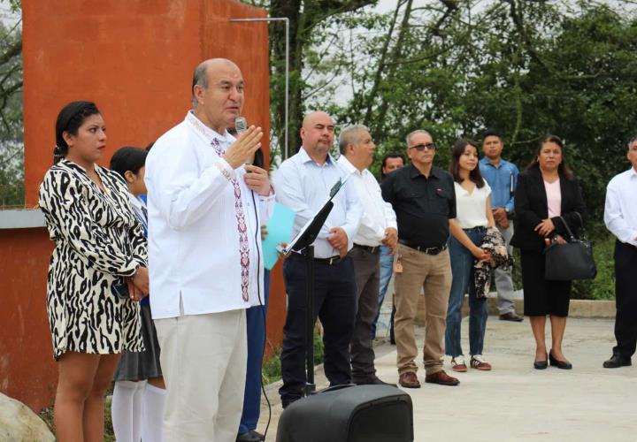 Titular del IHE visitó diferentes escuelas de Chapulhuacán