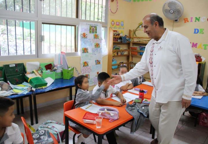 Titular del IHE visitó diferentes escuelas de Chapulhuacán