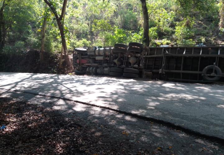 Volcó camión cargado de botellas de agua