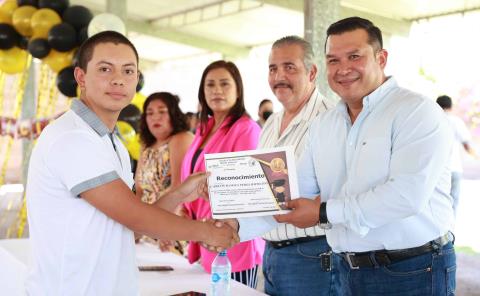 AUR asistió a graduaciones
