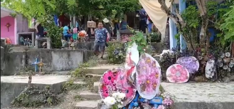 Habitantes visitaron el Panteón Municipal