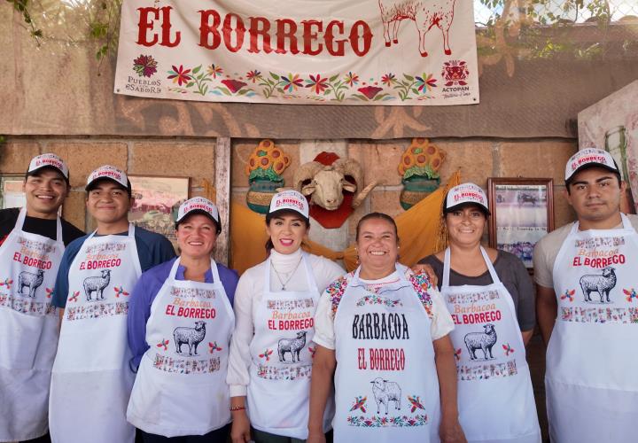 Reyna Mejía, demuestra cómo las mujeres pueden hacer barbacoa