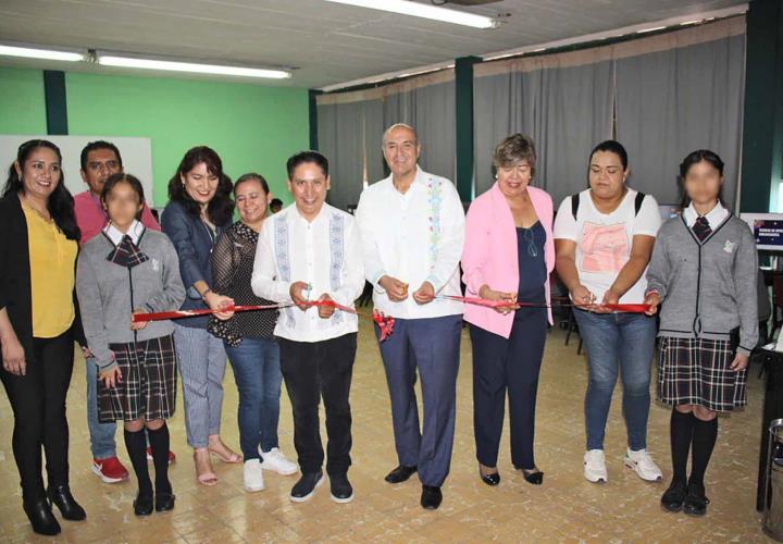 Secundaria de Zimapán recibió mobiliario y equipo de cómputo