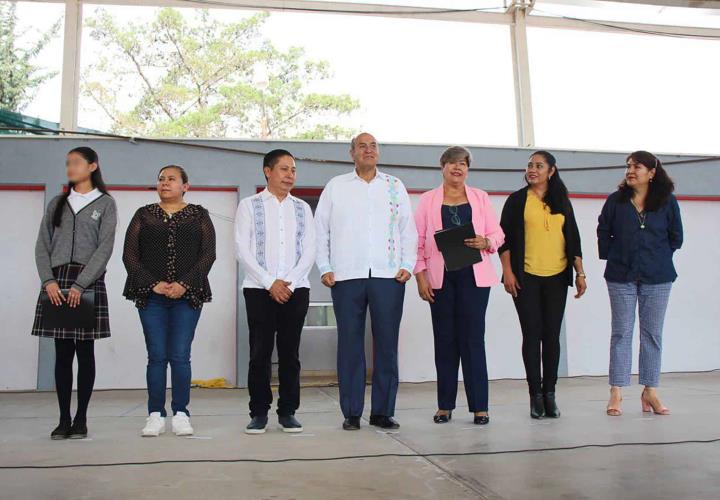 Secundaria de Zimapán recibió mobiliario y equipo de cómputo