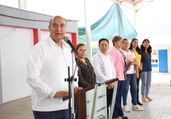 Secundaria de Zimapán recibió mobiliario y equipo de cómputo