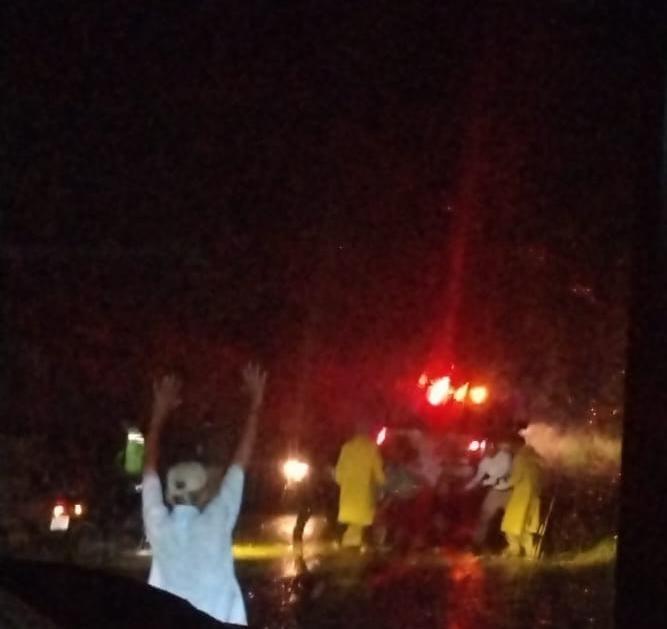 Carretera bloqueada por derrumbes