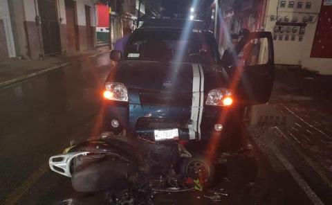 Terminó motociclista fracturado tras chocar con una camioneta