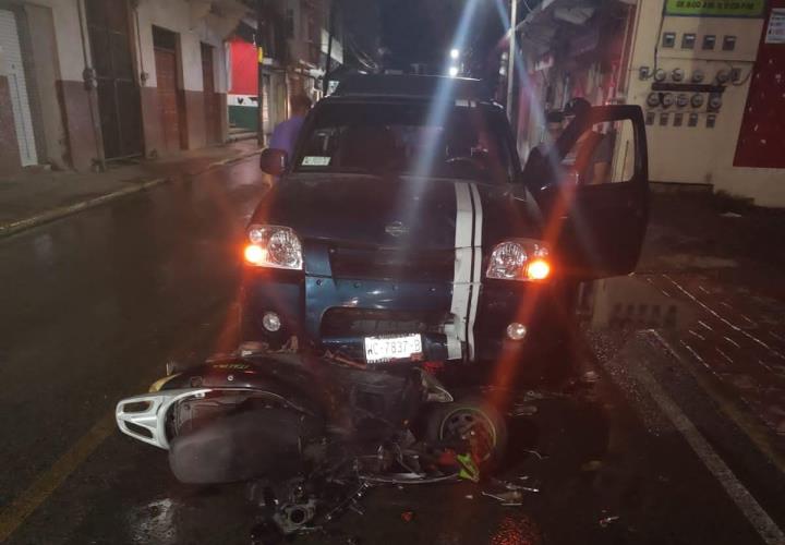 Terminó motociclista fracturado tras chocar con una camioneta