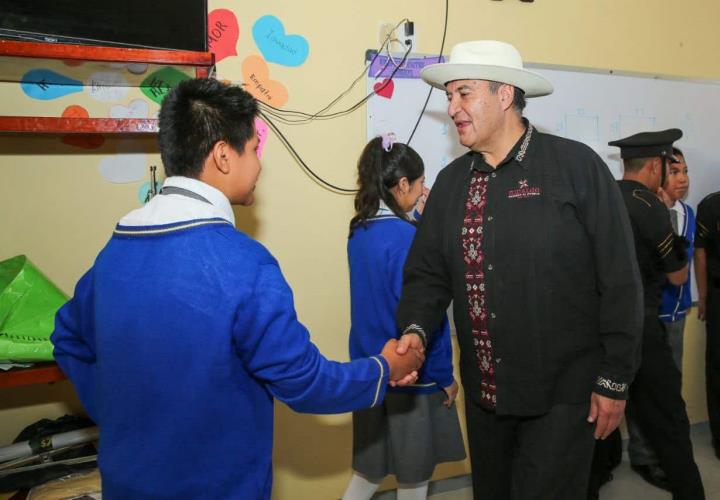 Titular del IHE visitó escuelas de Cardonal