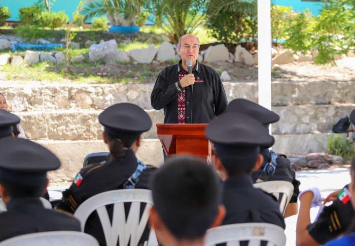 Titular del IHE visitó escuelas de Cardonal