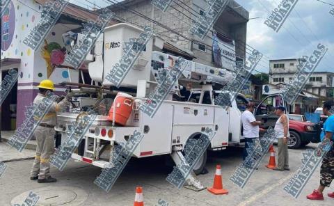 
Vecinos retuvieron a empleados de CFE
