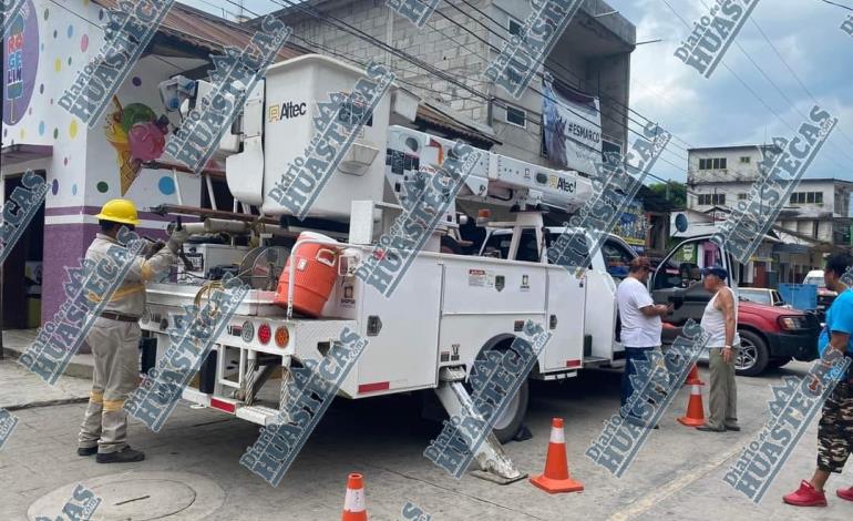 Vecinos retuvieron a empleados de CFE