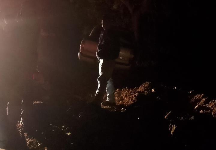 Camioneta Sale del camino en la carretera Tamazunchale-Álamo