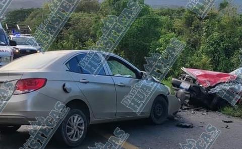 ¡Taxi chocó contra auto!