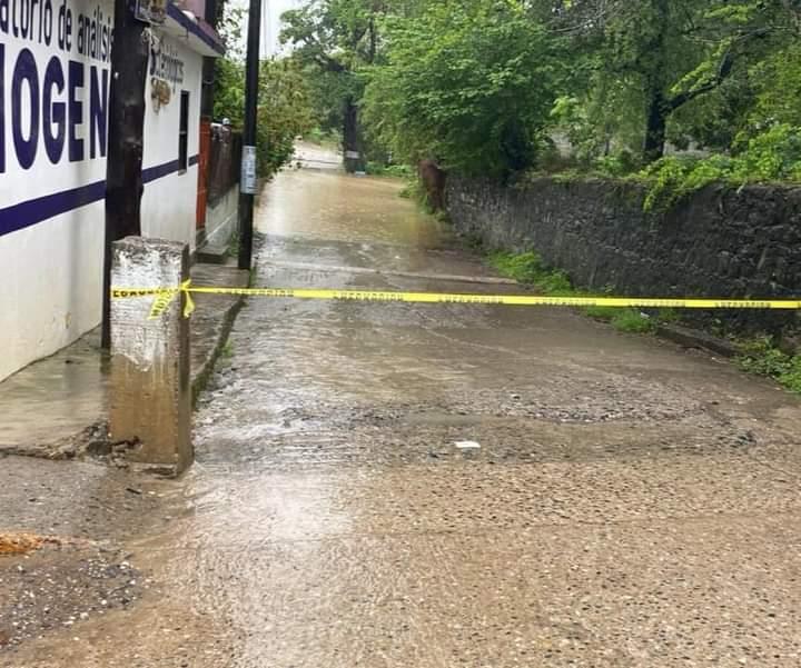 Acordonan accesos al arroyo por aumento del agua