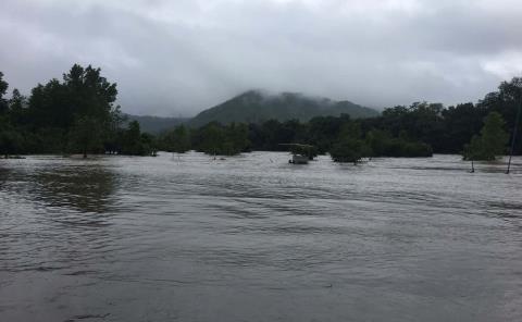 Se desborda río e inunda campo La Bomba