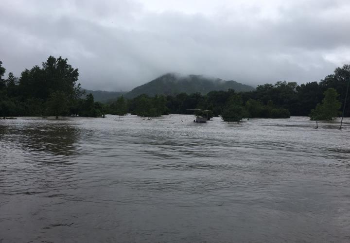 Se desborda río e inunda campo La Bomba