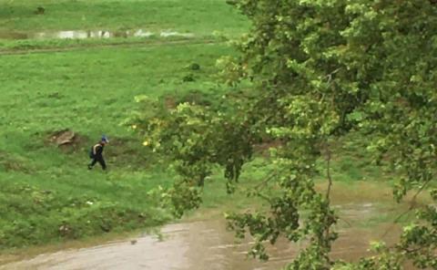 Captan a niño corriendo a la orilla del río crecido en Tepetate