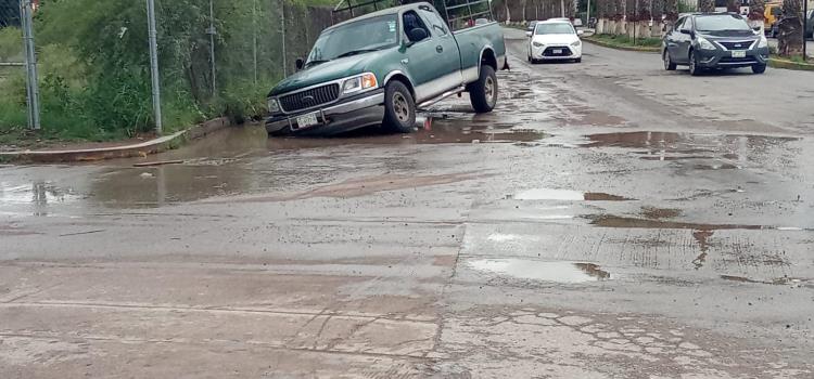 Camioneta cayó  En una zanja 