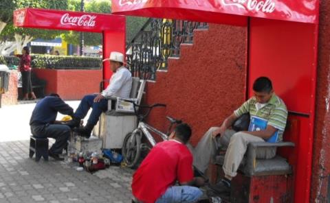 Lluvias acaba con oficio de "boleros" 
