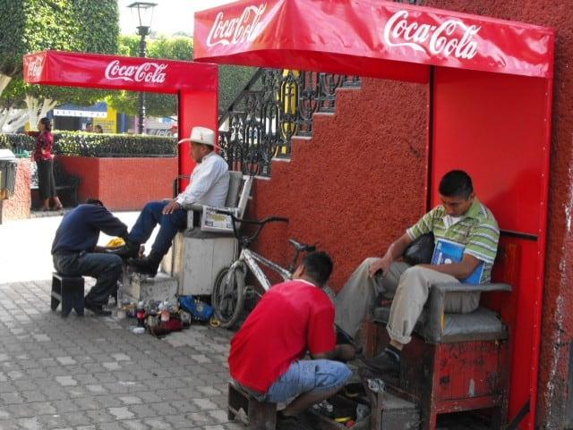 Lluvias acaba con oficio de "boleros" 