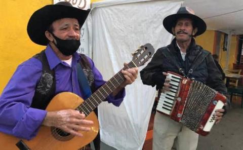 Músicos subsisten del “salir al talón”
