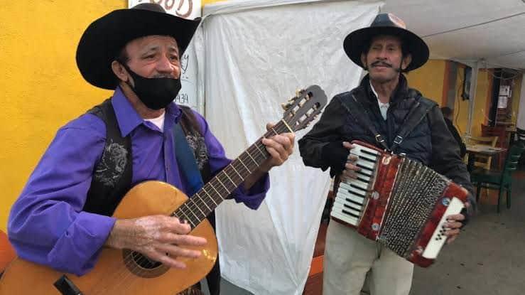 Músicos subsisten del "salir al talón"