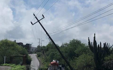 Atienden reporte de un Poste a punto de colapsar  
