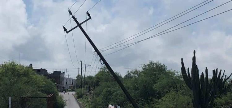 Atienden reporte de un Poste a punto de colapsar  