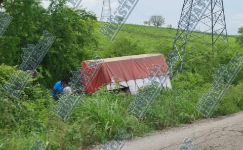 Veloz camioneta se salió de la carretera