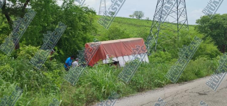 Veloz camioneta se salió de la carretera