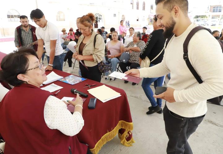 Entregan apoyos a trabajadores colocados en Canadá y Alemania a través del SNE