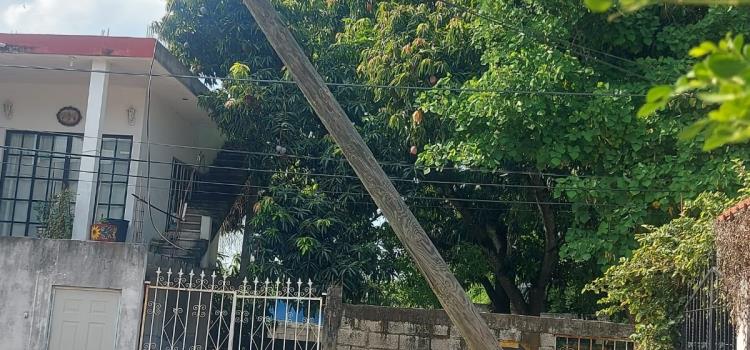 Poste de teléfono a punto de caer