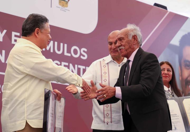 Reconocen años de entrega de docentes hidalguenses