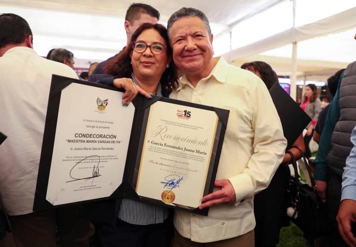 Reconocen años de entrega de docentes hidalguenses