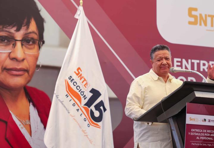 Reconocen años de entrega de docentes hidalguenses