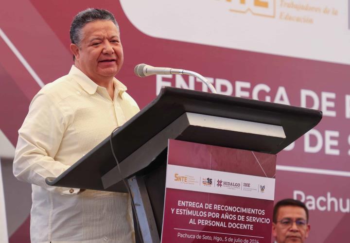 Reconocen años de entrega de docentes hidalguenses