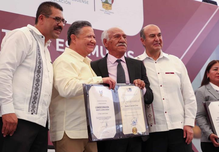 Reconocen años de entrega de docentes hidalguenses