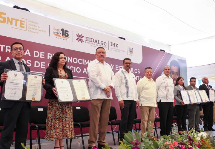 Reconocen años de entrega de docentes hidalguenses