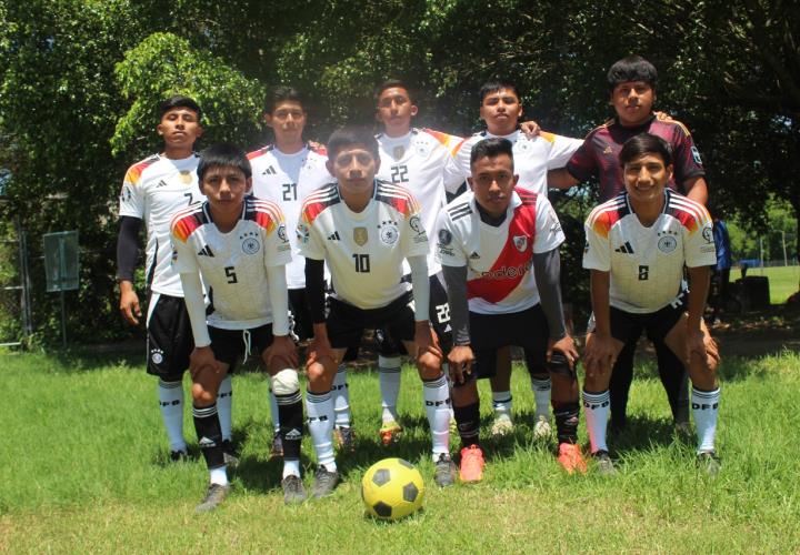 Arroyito 1-1 Uniformes el 13 en un partidazo