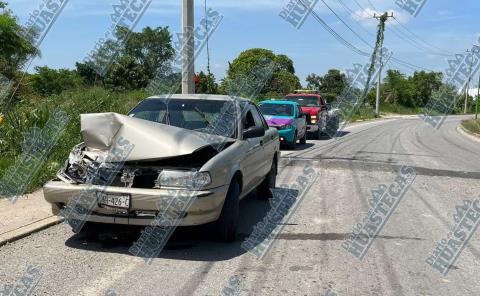 Automóvil chocó contra camioneta