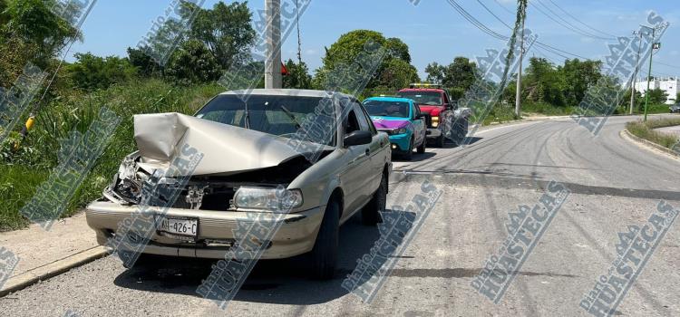 Automóvil chocó contra camioneta